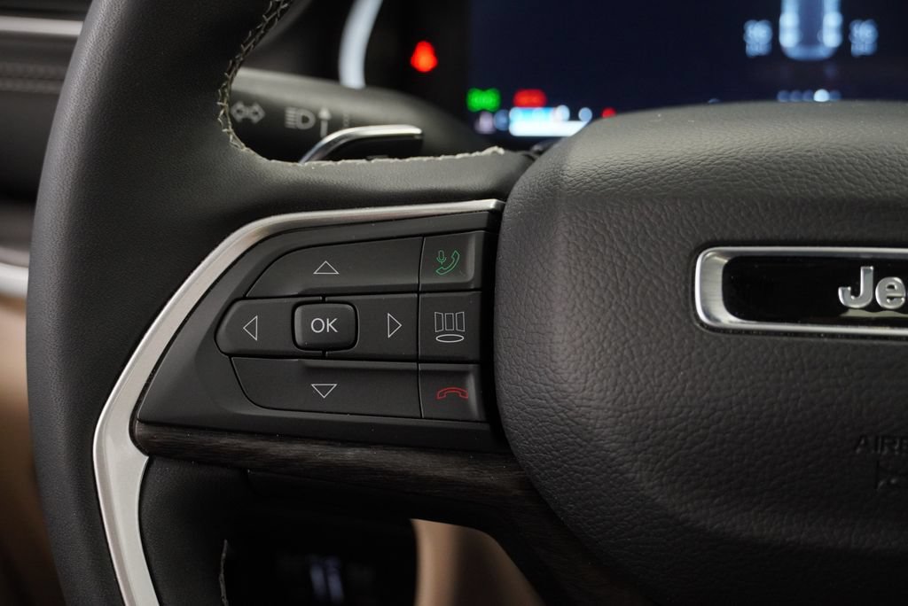 Certified 2025 Jeep Grand Cherokee Limited AWD/4WD image 40