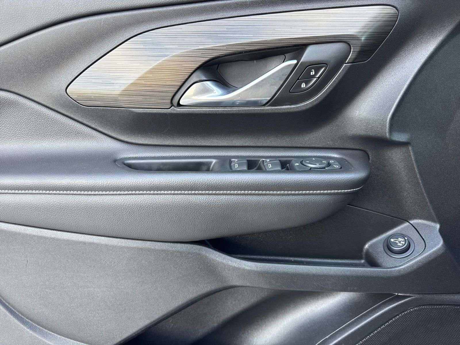 Used 2023 GMC Terrain SLE w/ Driver Convenience Package image 10