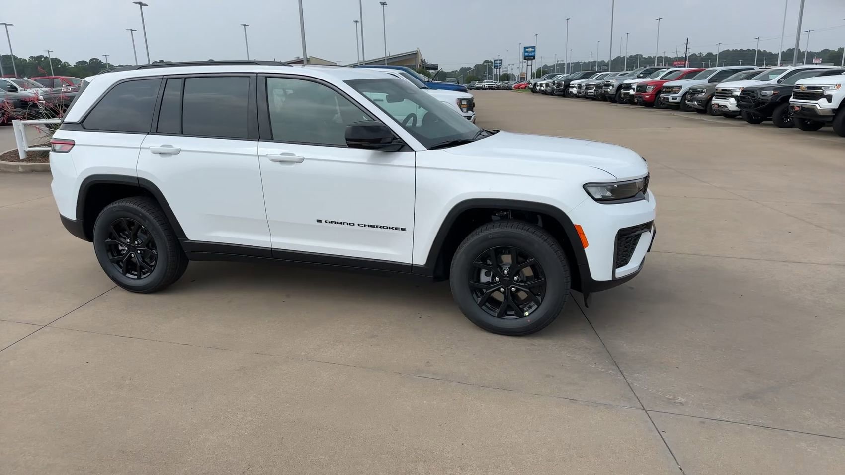 New 2026 Jeep Grand Cherokee Altitude AWD/4WD image 2