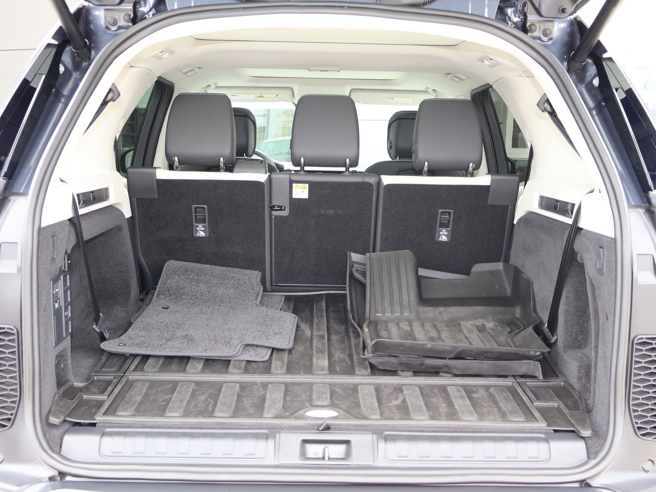 Certified 2025 Land Rover Discovery S AWD/4WD image 28