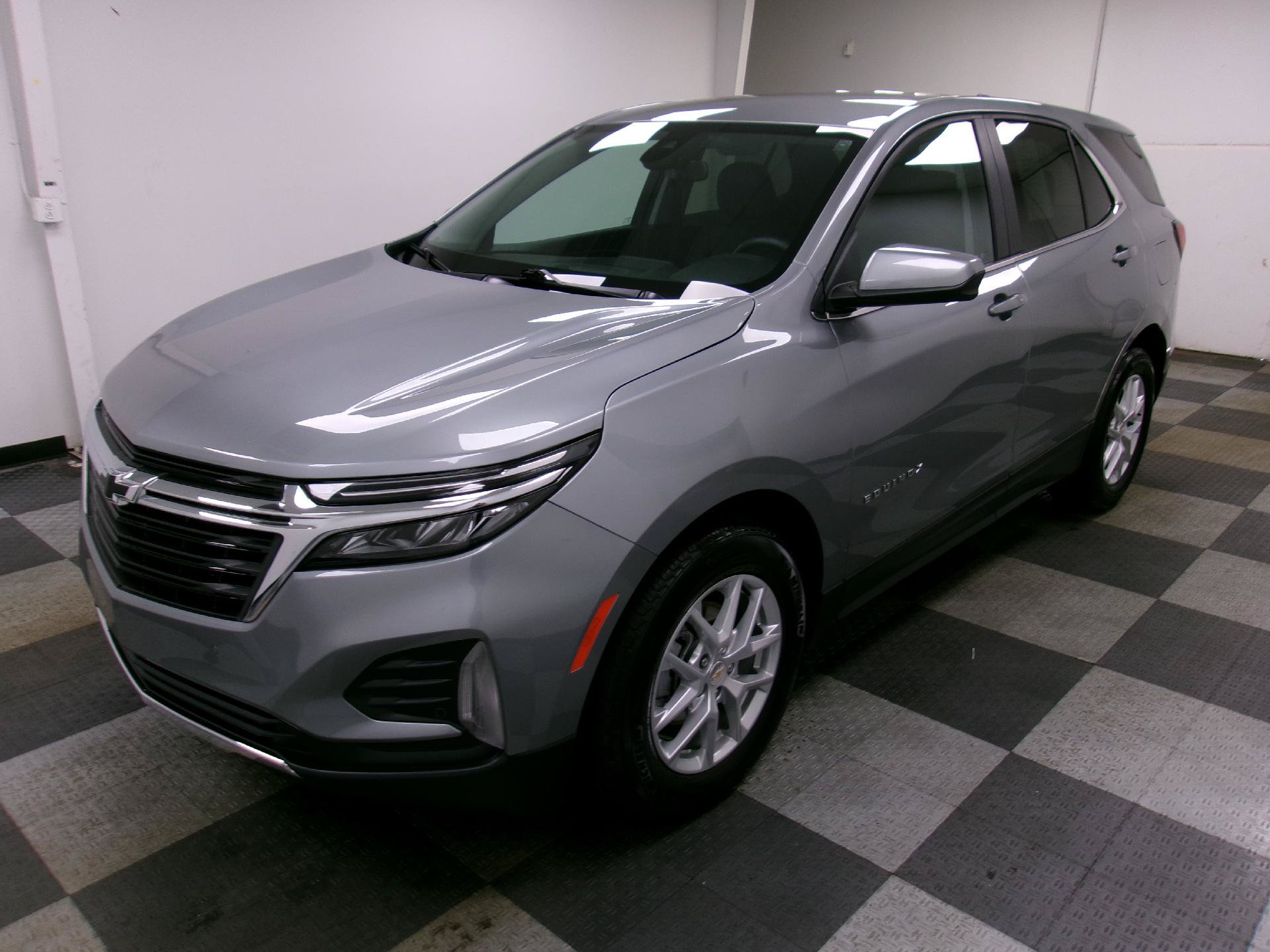 Used 2024 Chevrolet Equinox LT w/ LPO, Floor Liner Package FWD image 1