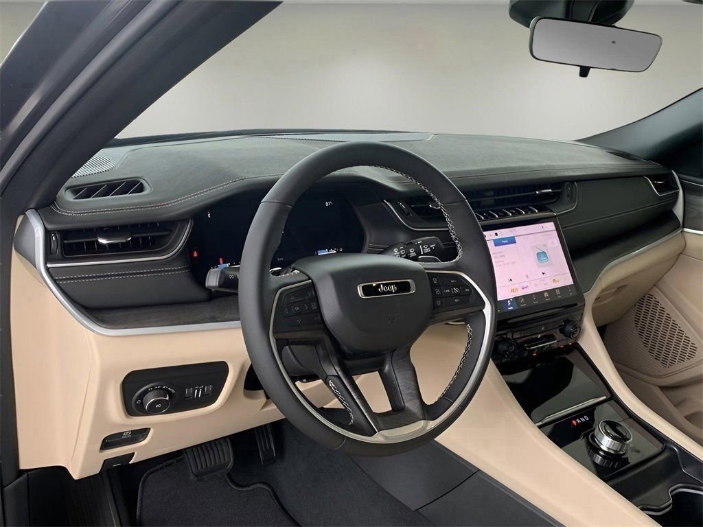 Used 2025 Jeep Grand Cherokee Limited image 31