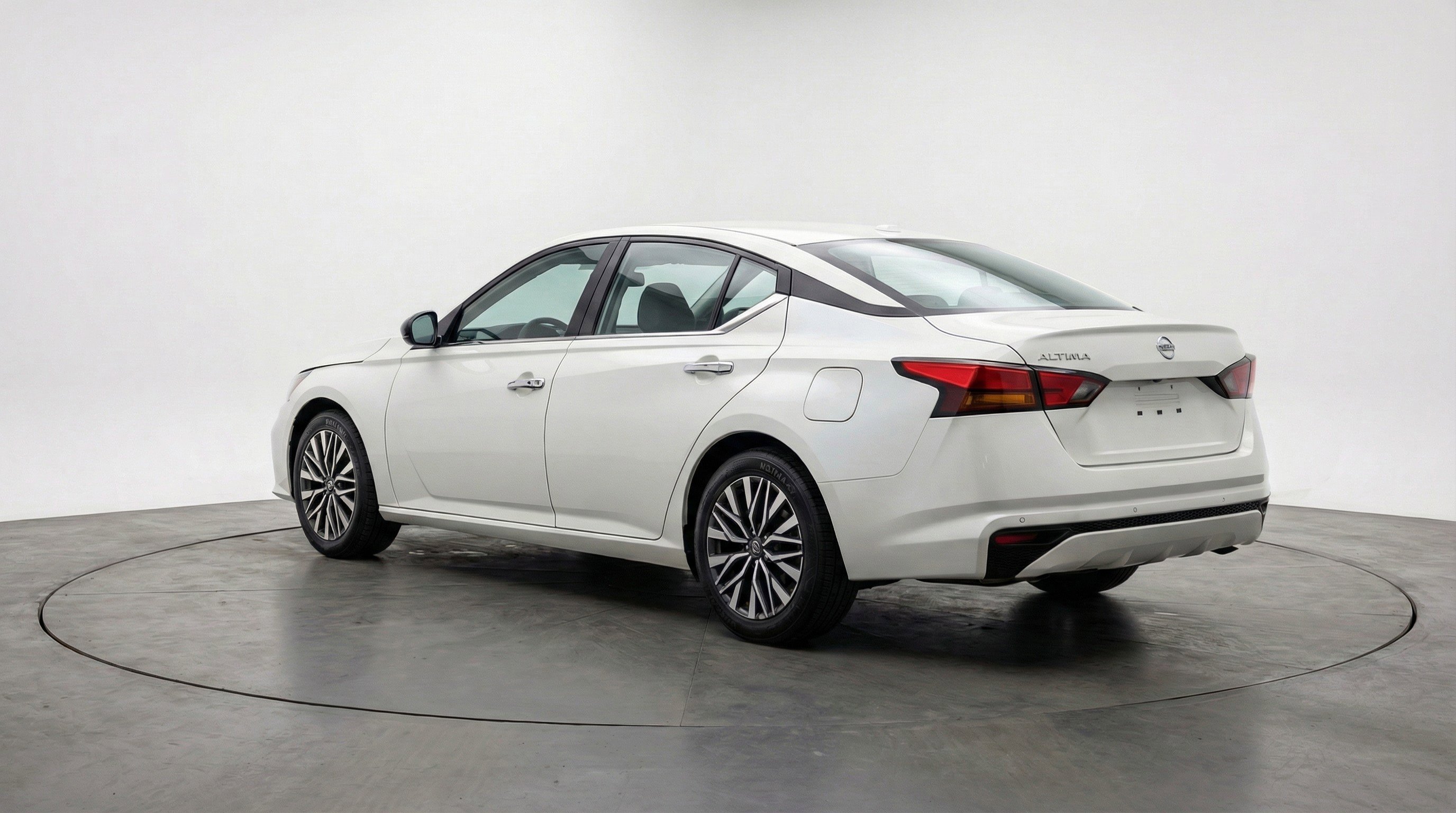 Used 2025 Nissan Altima 2.5 SV FWD image 6