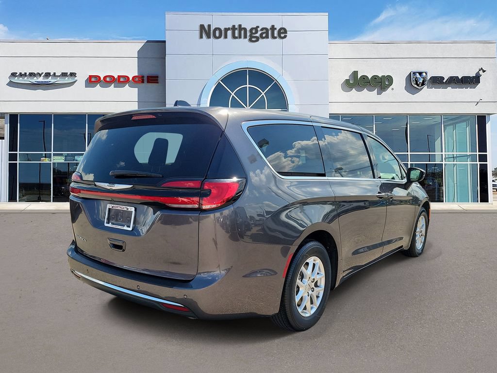 Used 2023 Chrysler Pacifica Touring-L FWD image 4