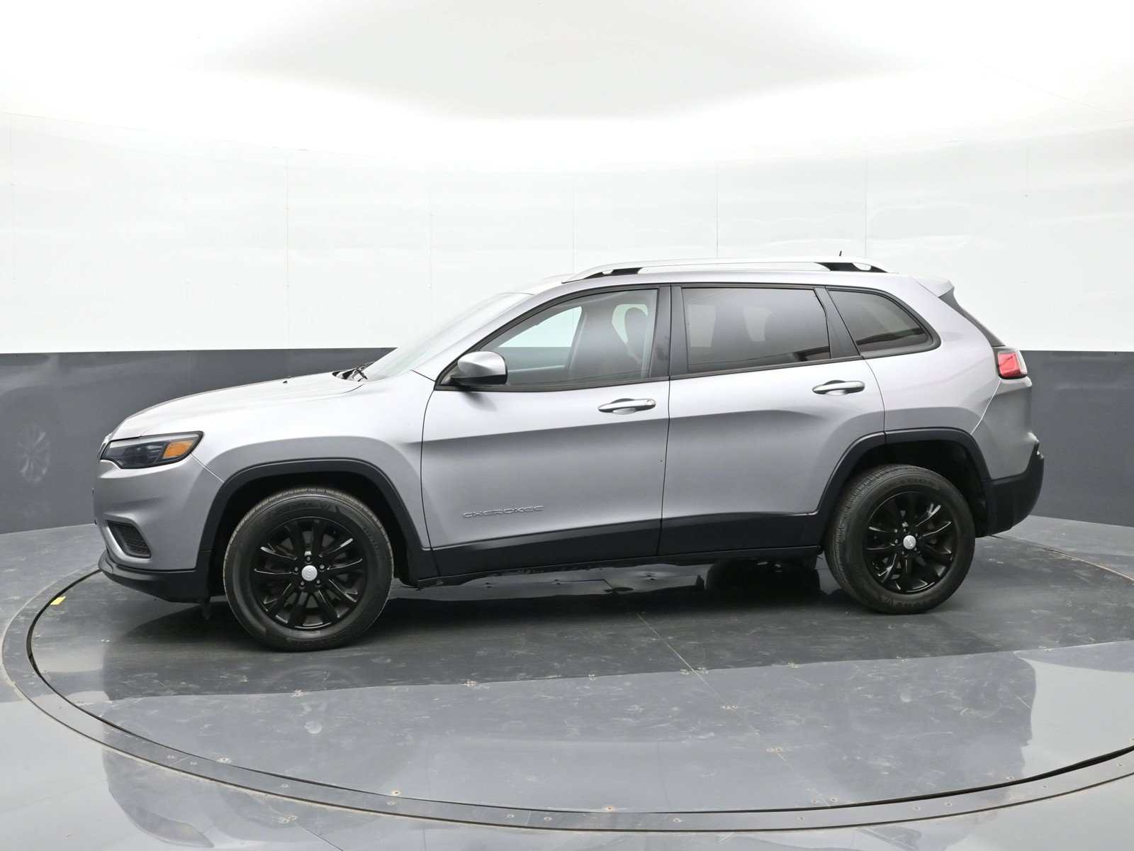 Used 2020 Jeep Cherokee Latitude w/ Cold Weather Group FWD image 9
