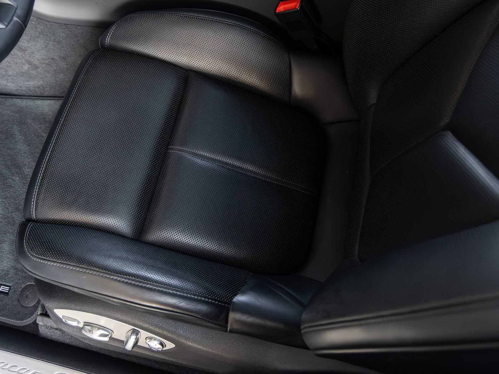 Certified 2024 Porsche Macan S AWD/4WD image 28