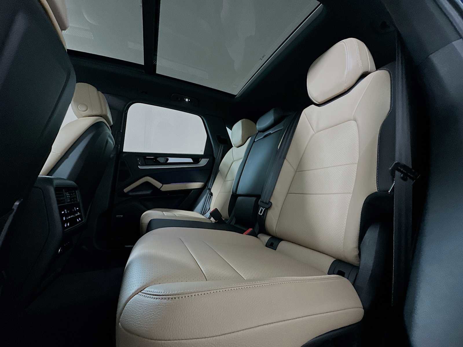 Certified 2025 Porsche Cayenne image 22