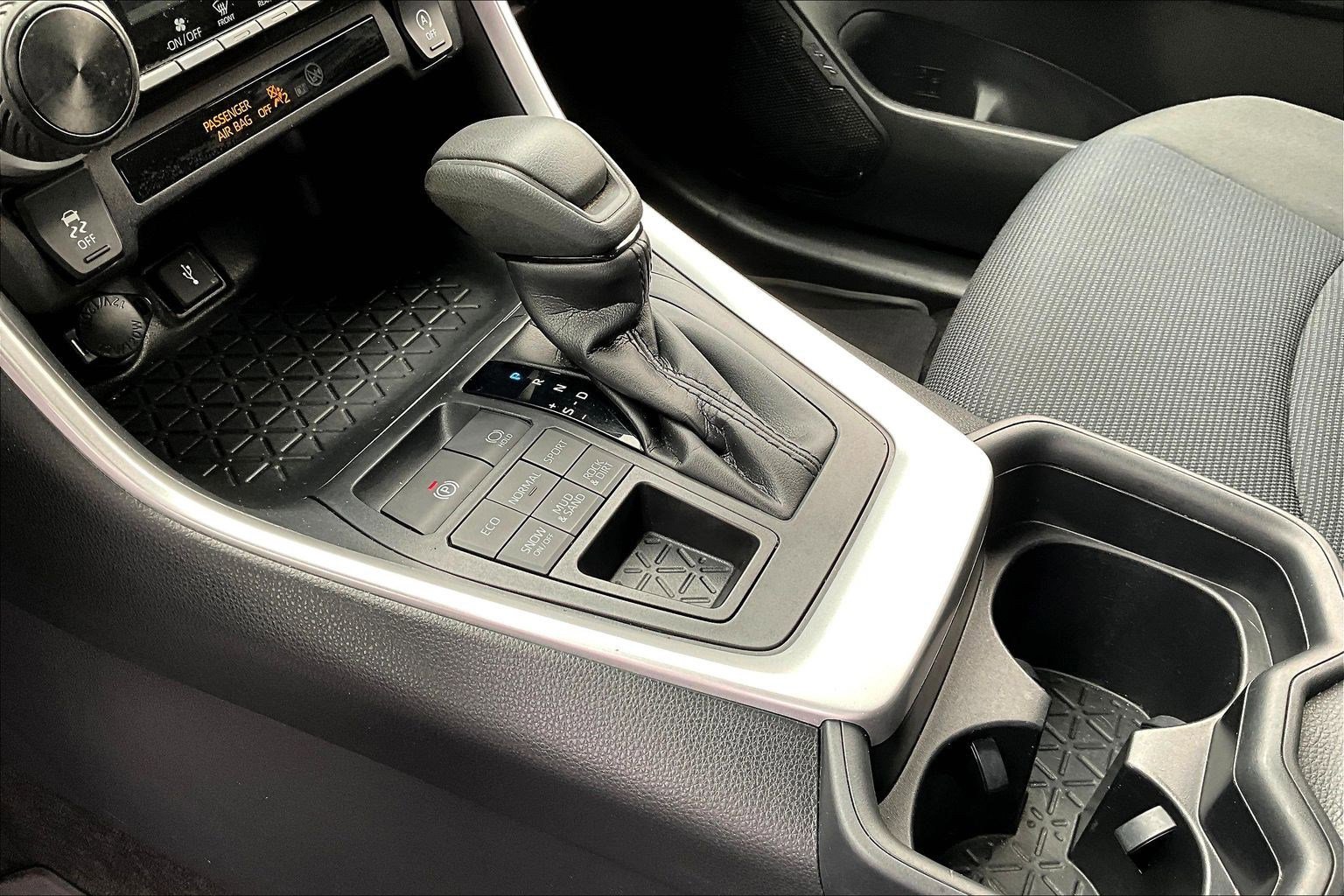 Used 2021 Toyota RAV4 LE image 19