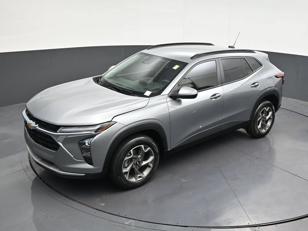 Used 2025 Chevrolet Trax LT FWD image 17