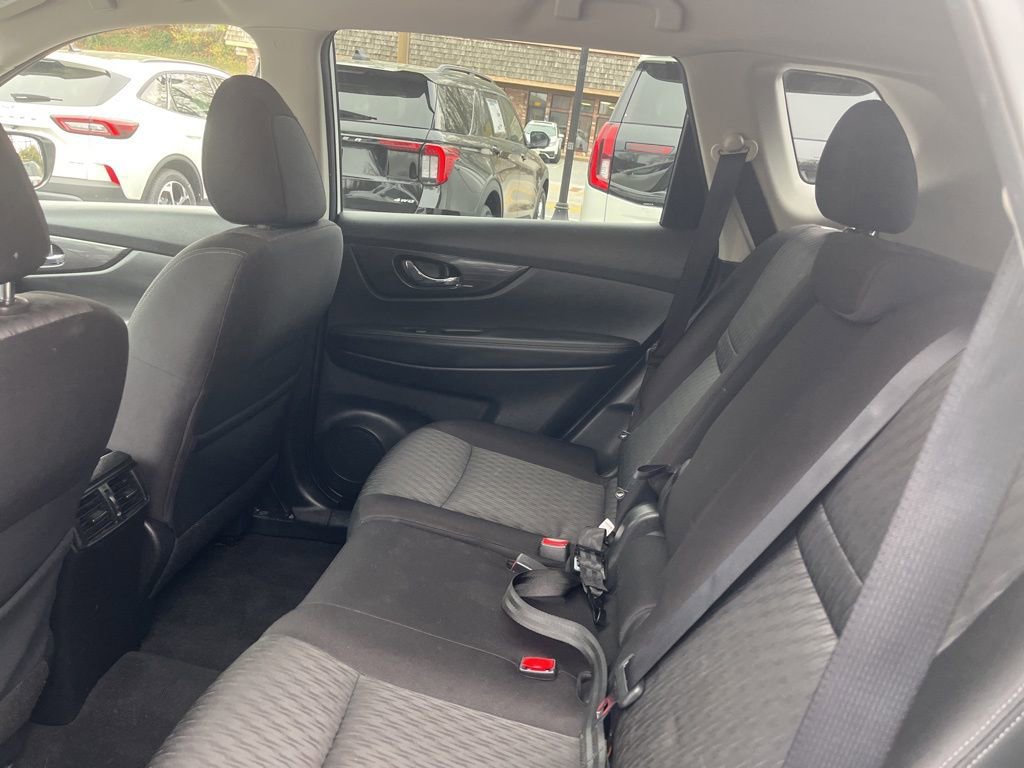 Used 2018 Nissan Rogue SV image 11