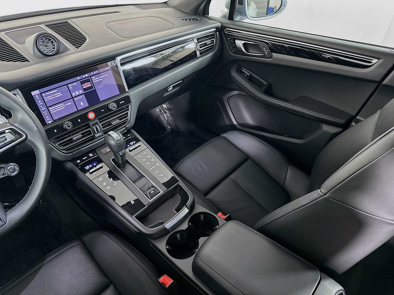 Certified 2026 Porsche Macan AWD/4WD image 25