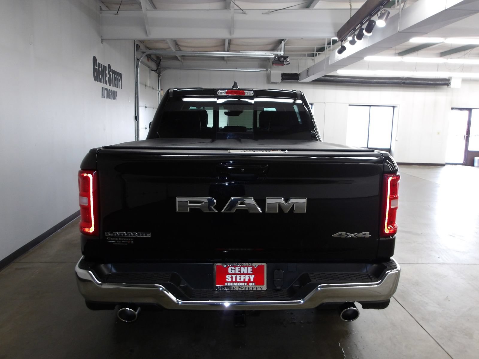 Used 2025 RAM 1500 Laramie AWD/4WD image 7