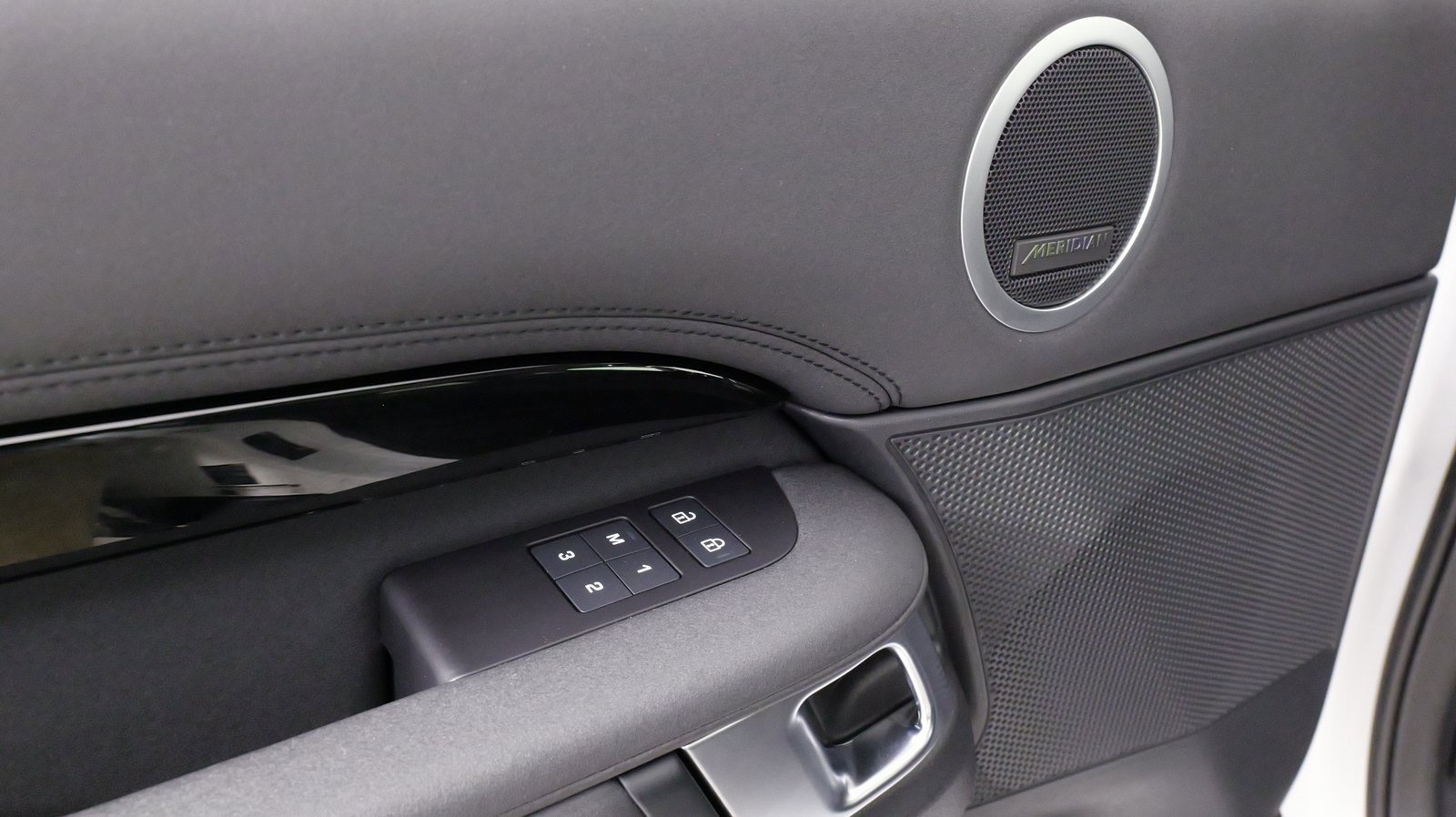 Used 2024 Land Rover Discovery S image 28