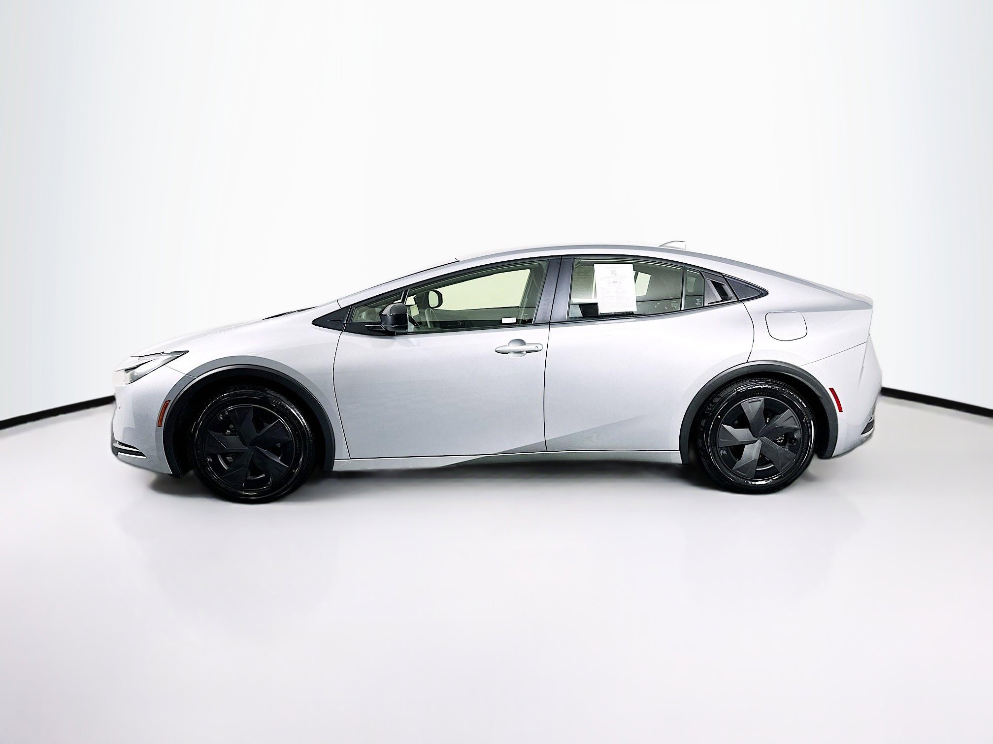 Used 2025 Toyota Prius LE image 4