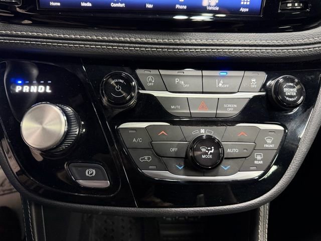 Used 2025 Chrysler Pacifica Limited image 48