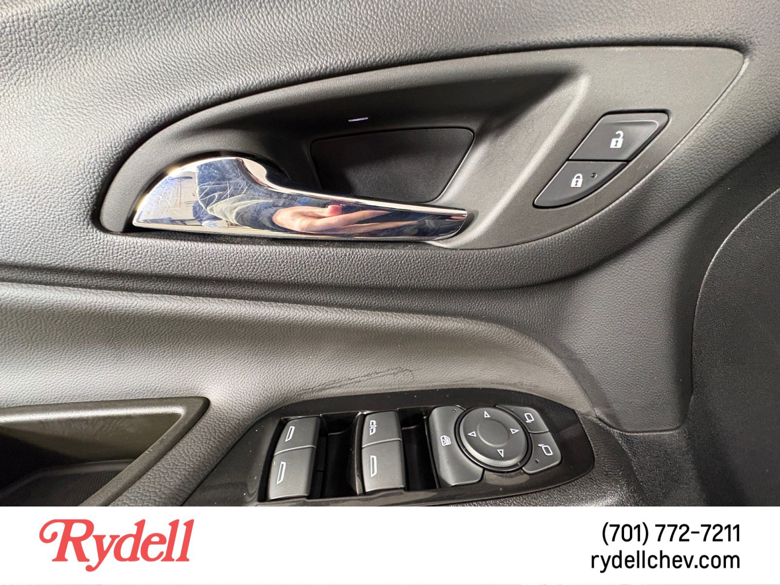 Used 2023 Chevrolet Equinox Premier image 11