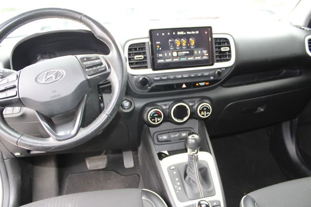Used 2022 Hyundai Venue Limited image 11