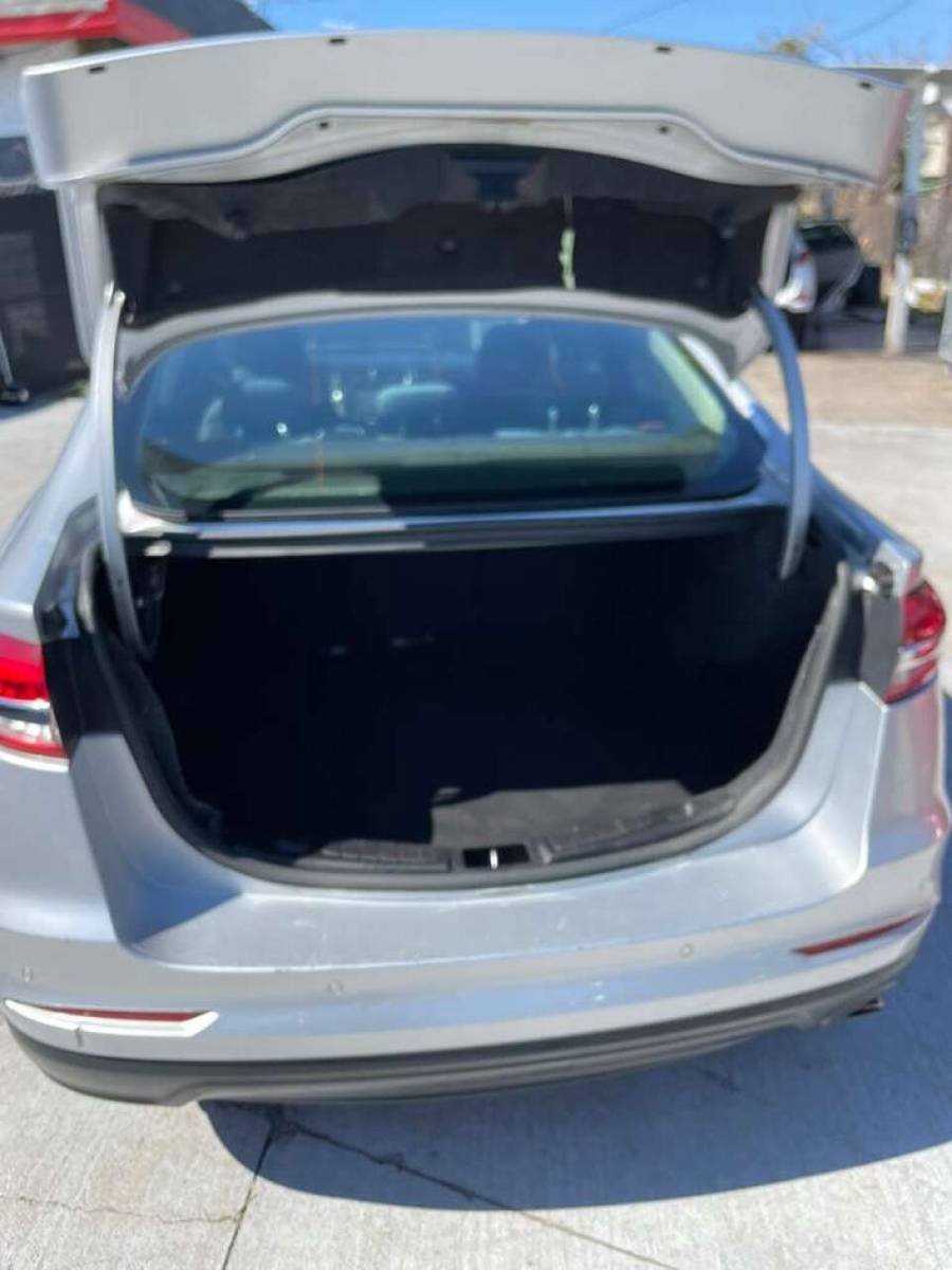 Used 2019 Ford Fusion SE FWD image 2