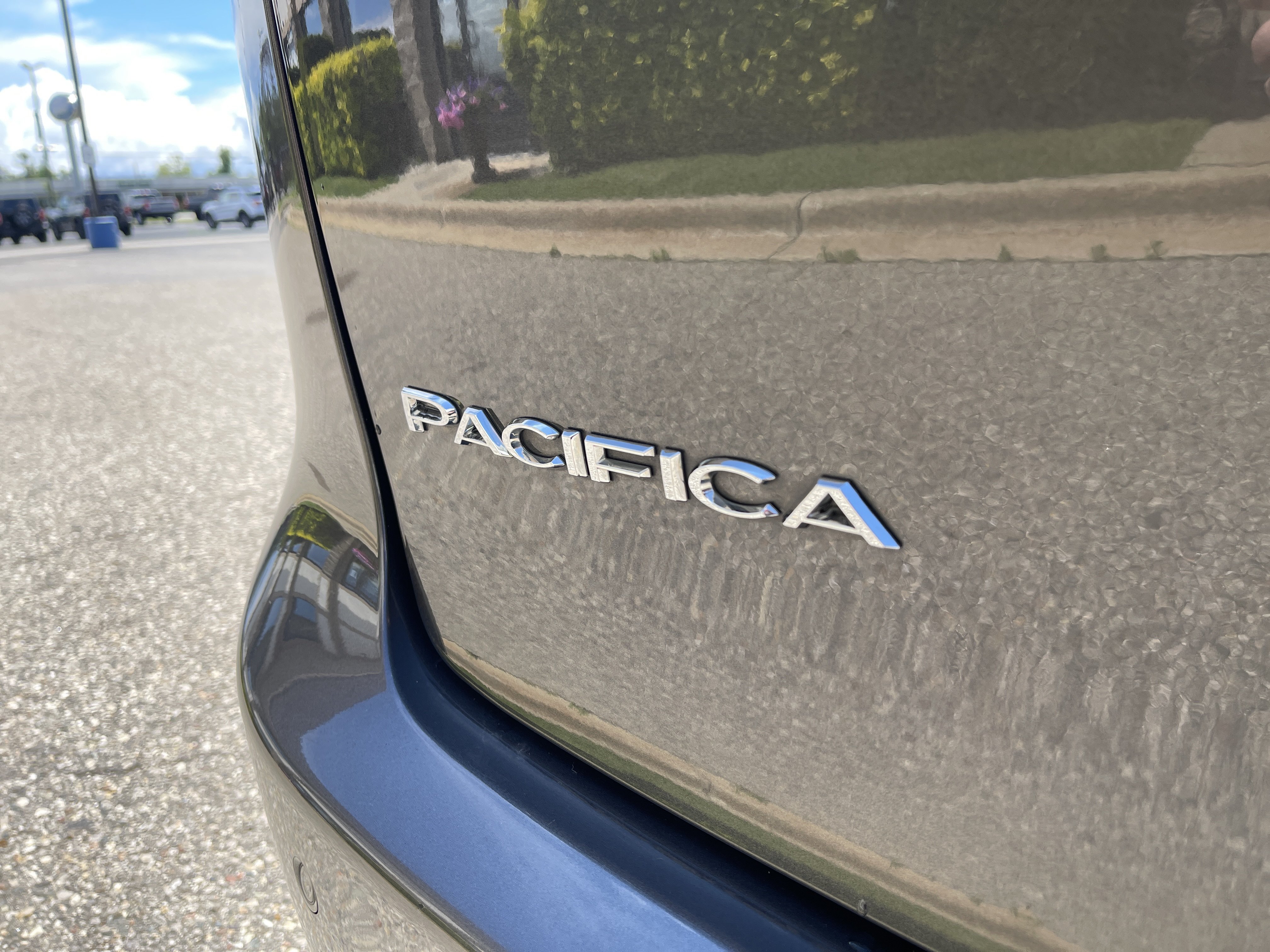 Used 2020 Chrysler Pacifica Limited FWD image 30