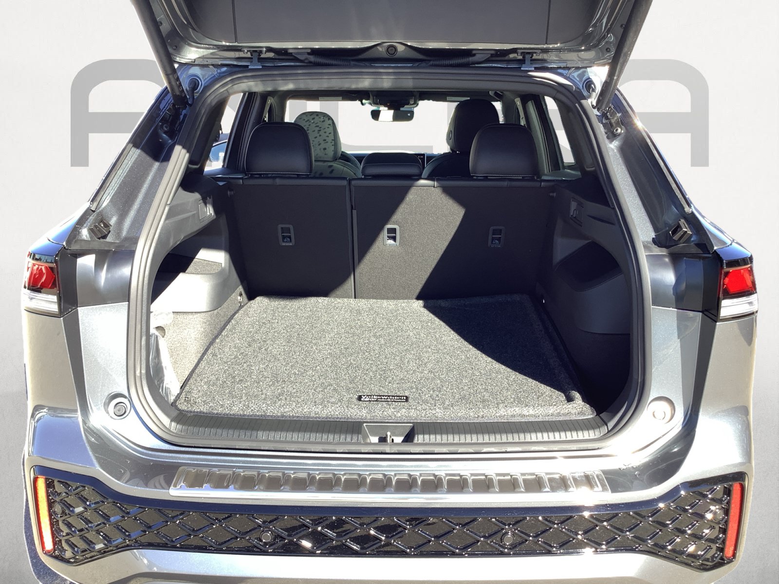 New 2026 Volkswagen Tiguan SE R-Line FWD image 10
