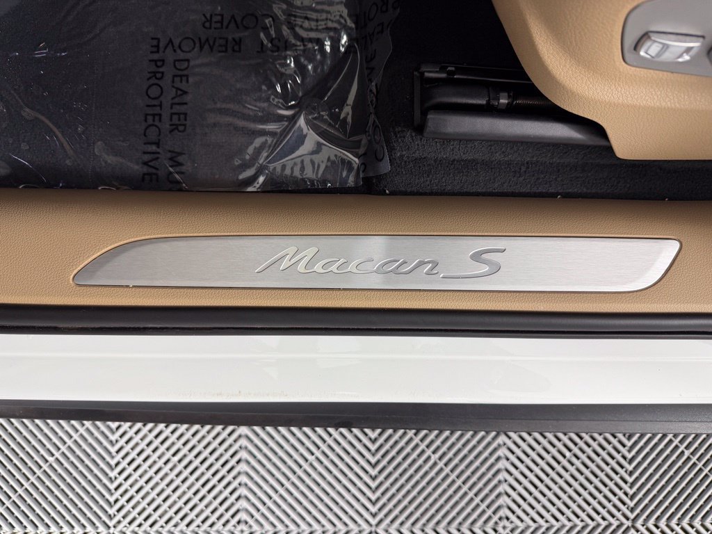 Certified 2024 Porsche Macan S AWD/4WD image 22