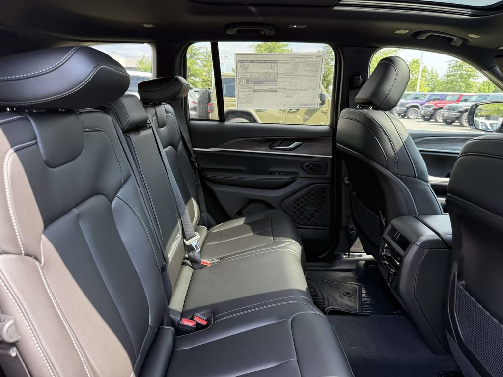 New 2027 Jeep Grand Cherokee Limited AWD/4WD image 16
