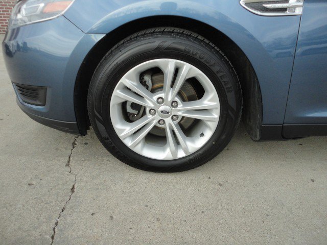 Used 2018 Ford Taurus SE image 2