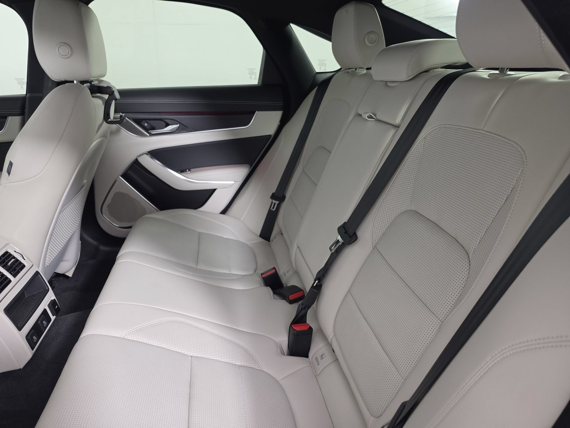 Used 2024 Jaguar XF R-Dynamic SE AWD/4WD image 41