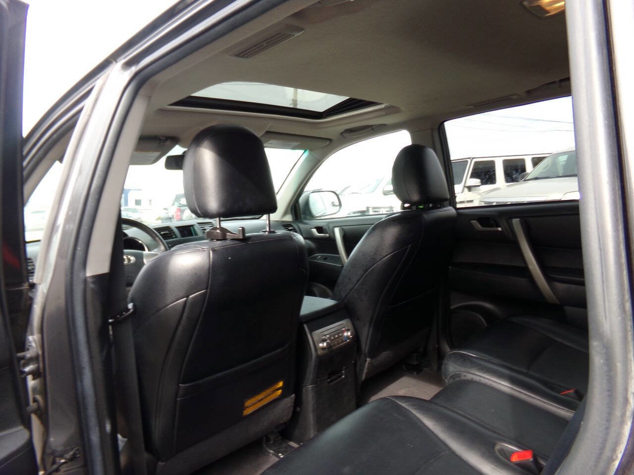 Used 2012 Toyota Highlander SE w/ Tow Pkg image 17
