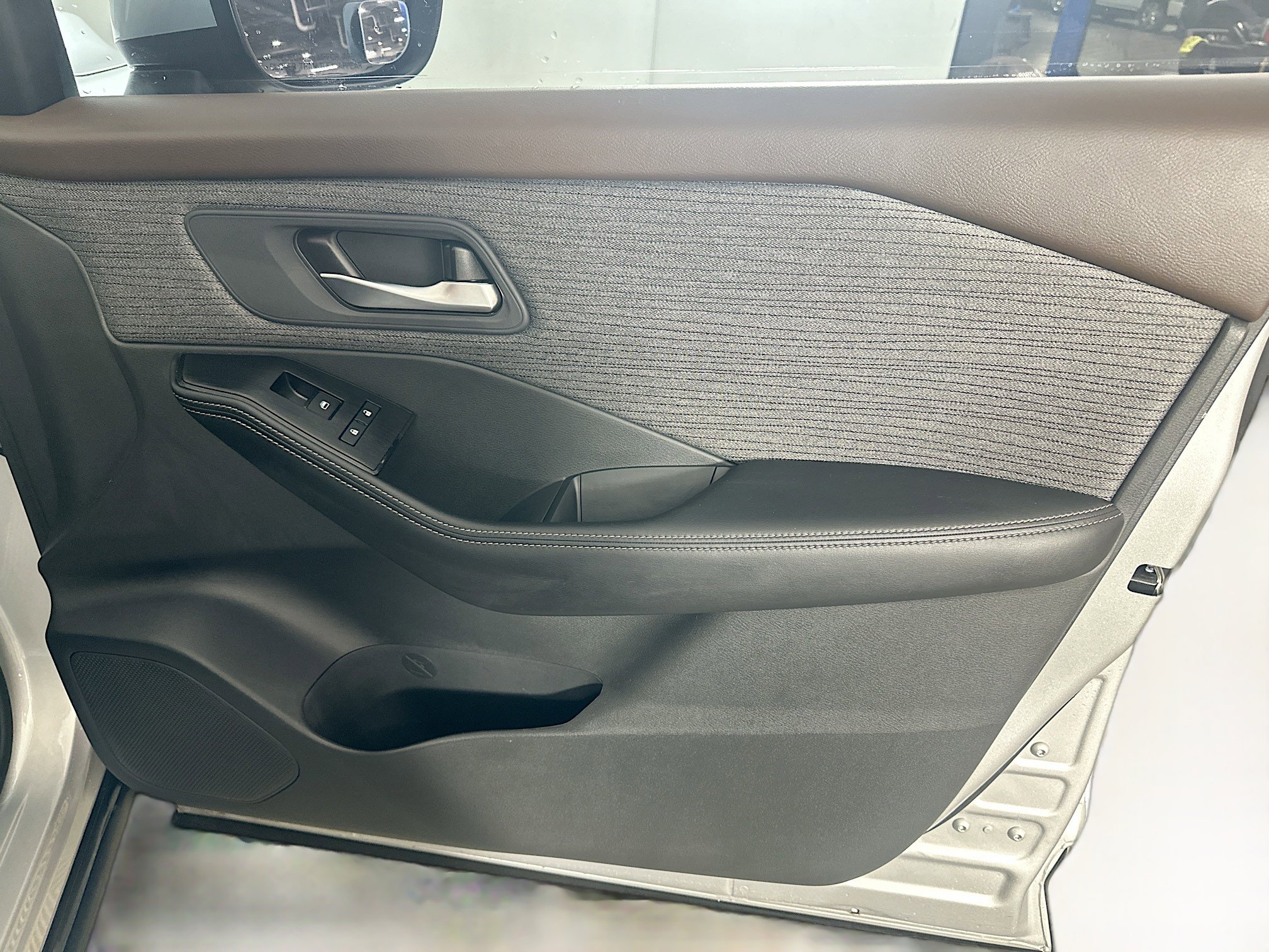 Used 2023 Nissan Rogue SV image 31