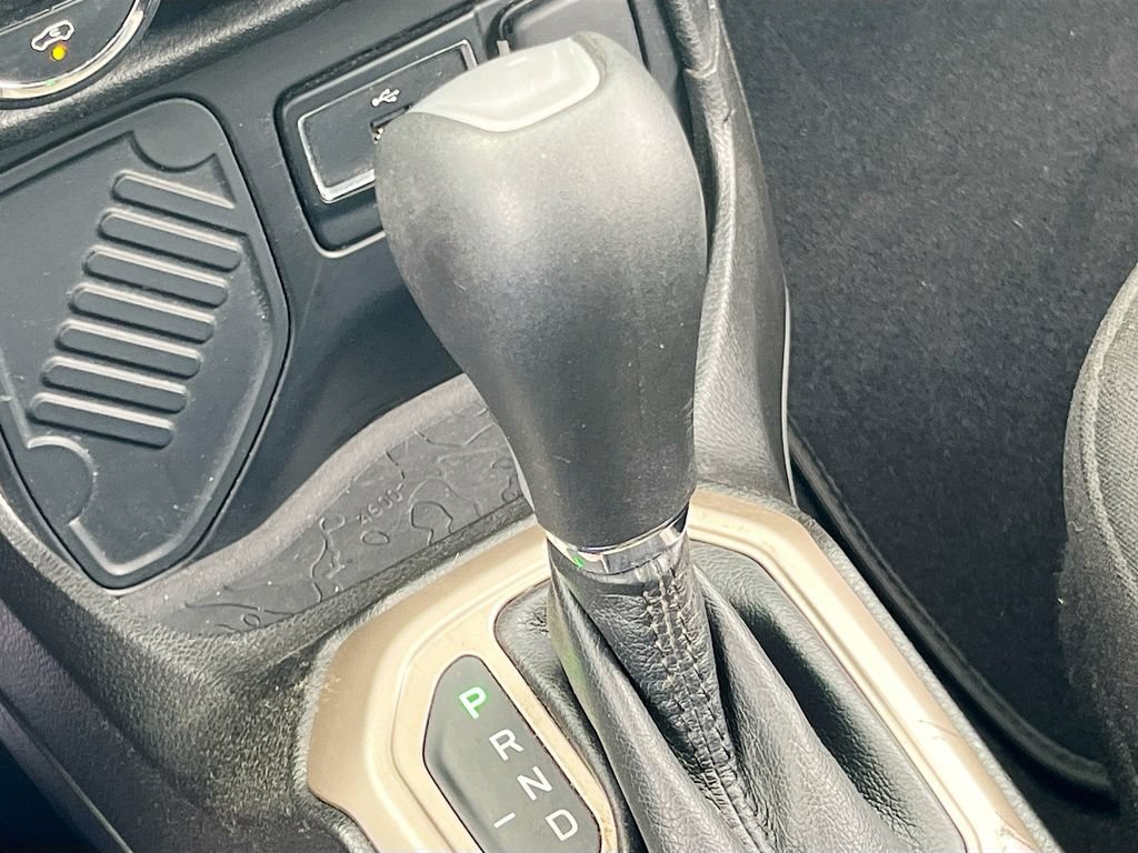 Certified 2017 Jeep Renegade Latitude w/ Popular Equipment Group FWD image 16