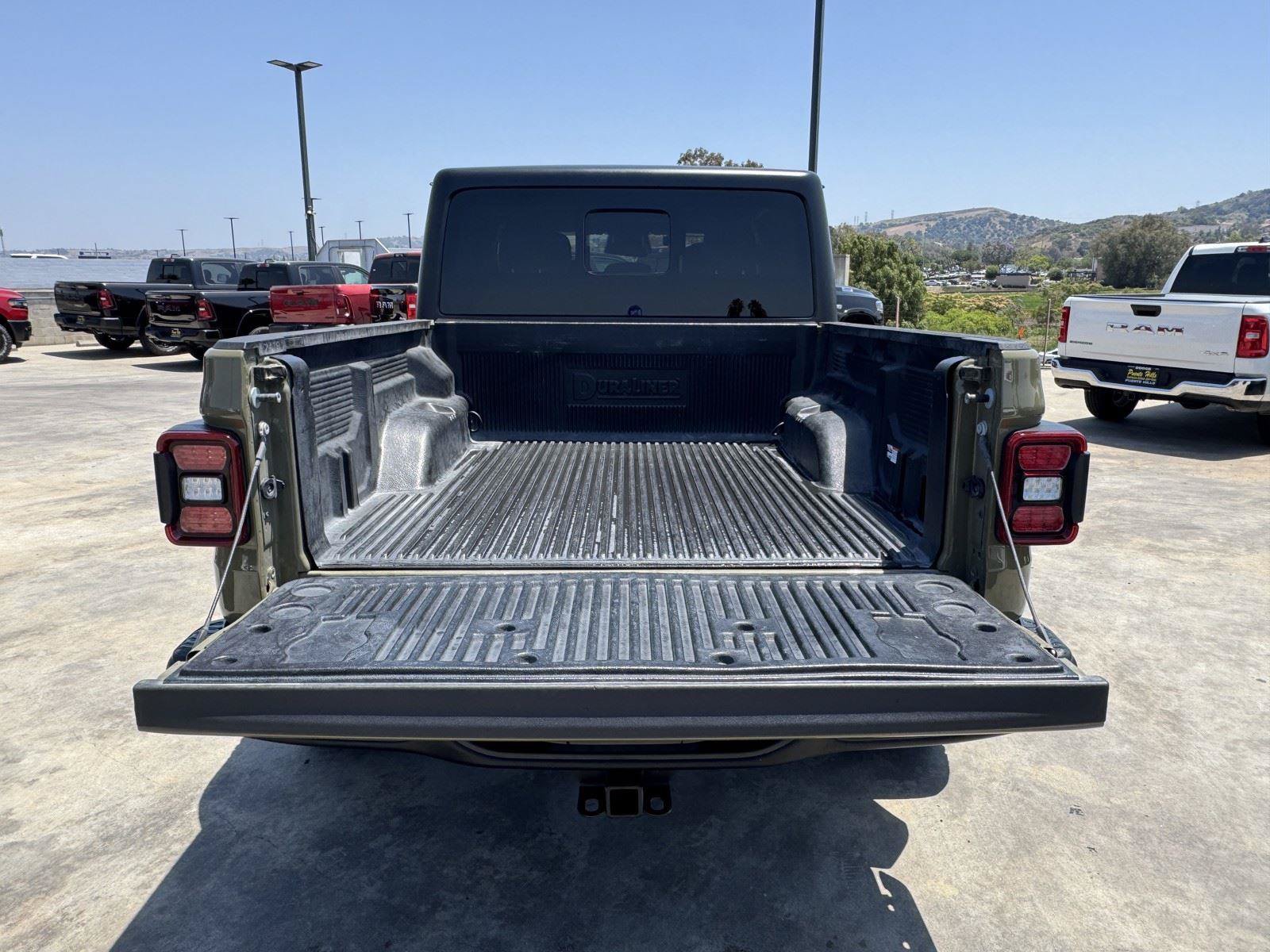 Certified 2026 Jeep Gladiator Rubicon AWD/4WD image 13
