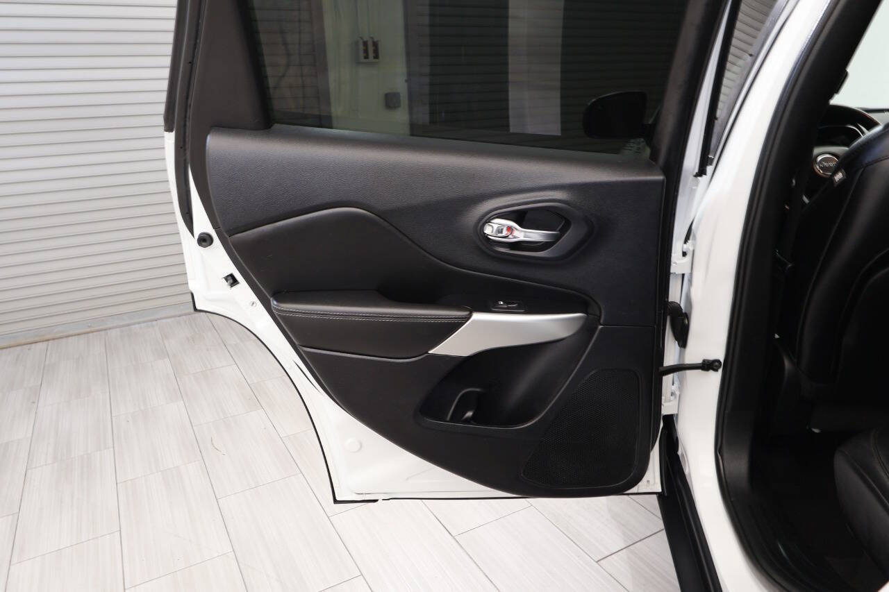 Used 2022 Jeep Cherokee Latitude AWD/4WD image 17