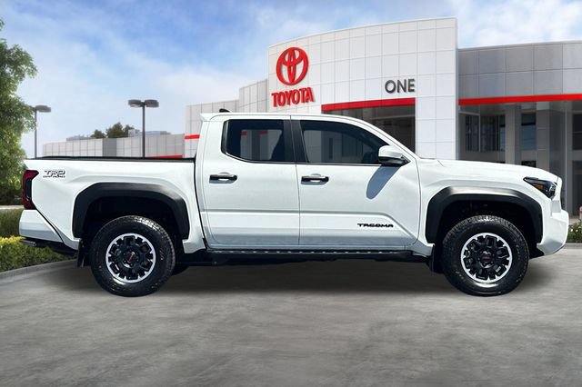 Certified 2025 Toyota Tacoma TRD Off-Road AWD/4WD image 3