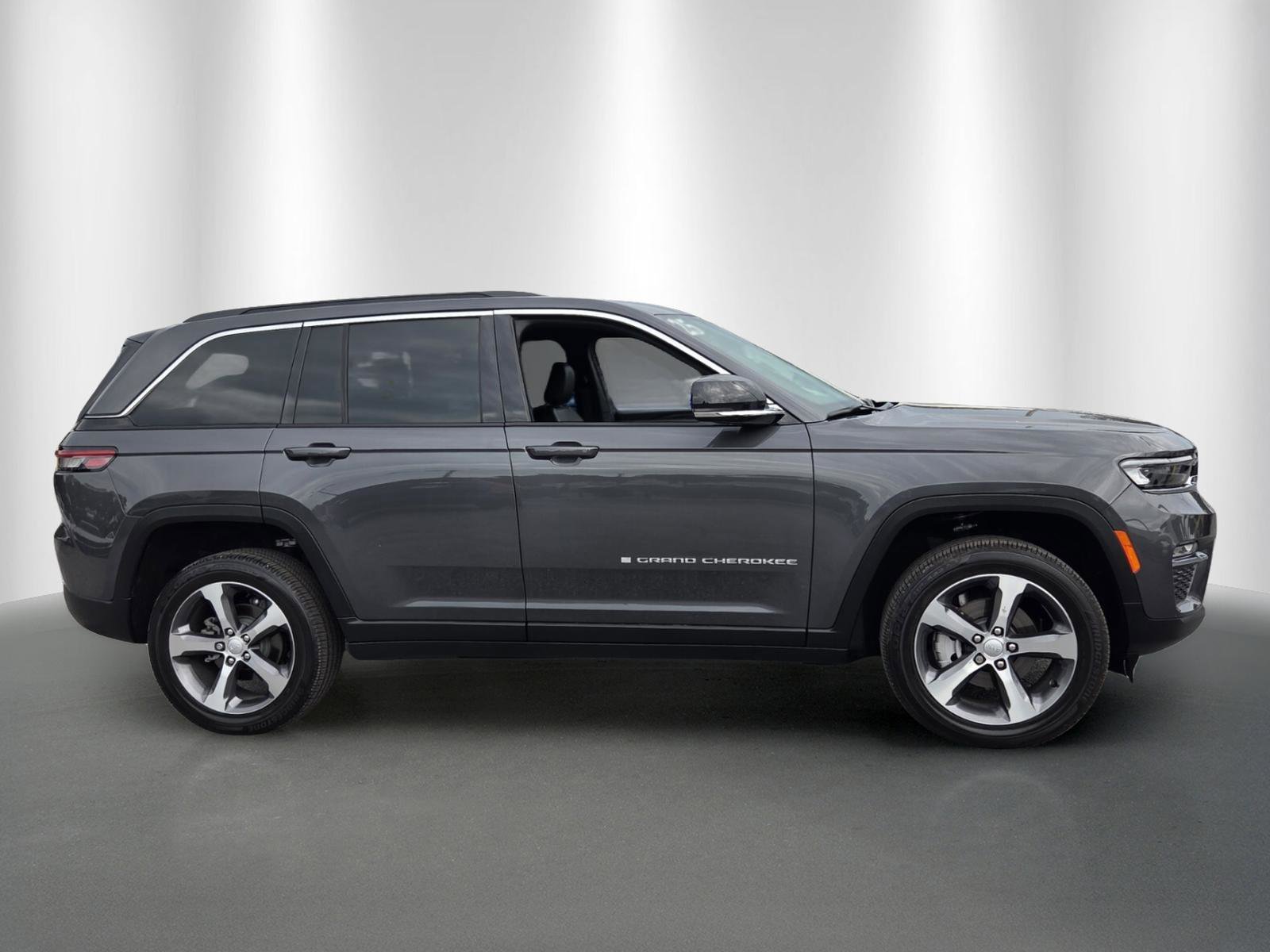 Used 2025 Jeep Grand Cherokee Limited AWD/4WD image 8