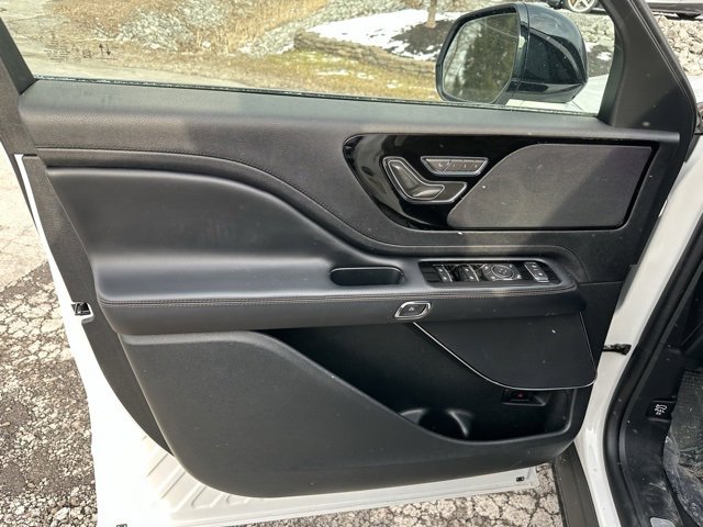 Used 2023 Lincoln Aviator AWD w/ Premium Package image 32