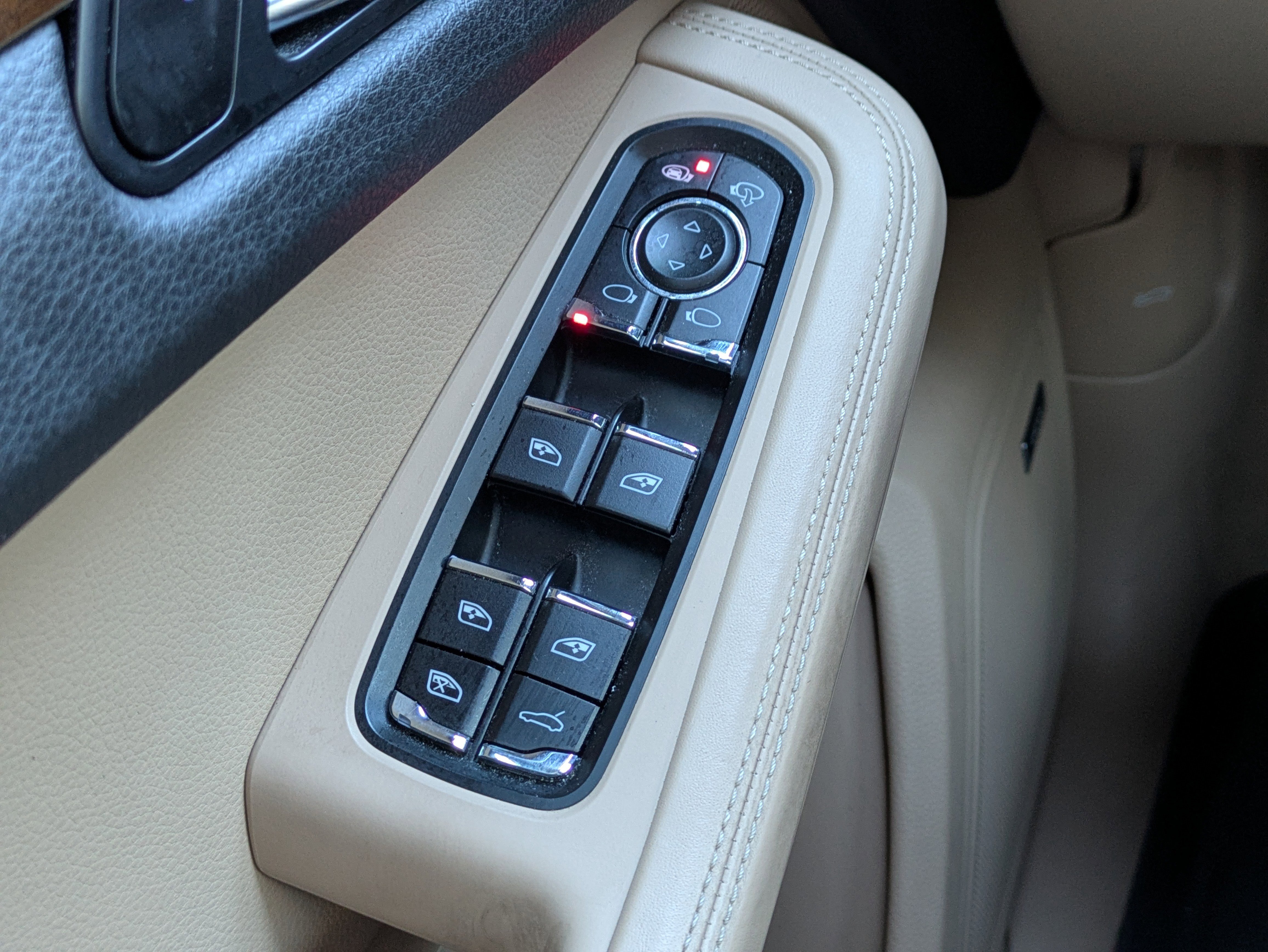 Used 2021 Porsche Macan image 32