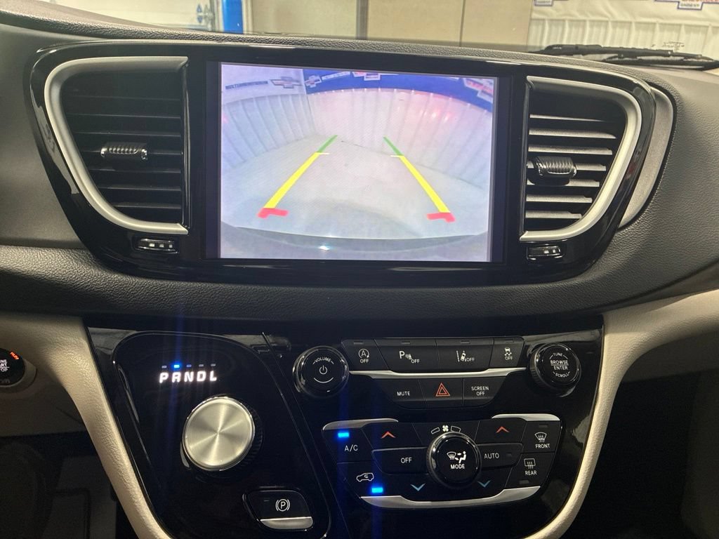 Used 2023 Chrysler Pacifica Touring-L FWD image 27