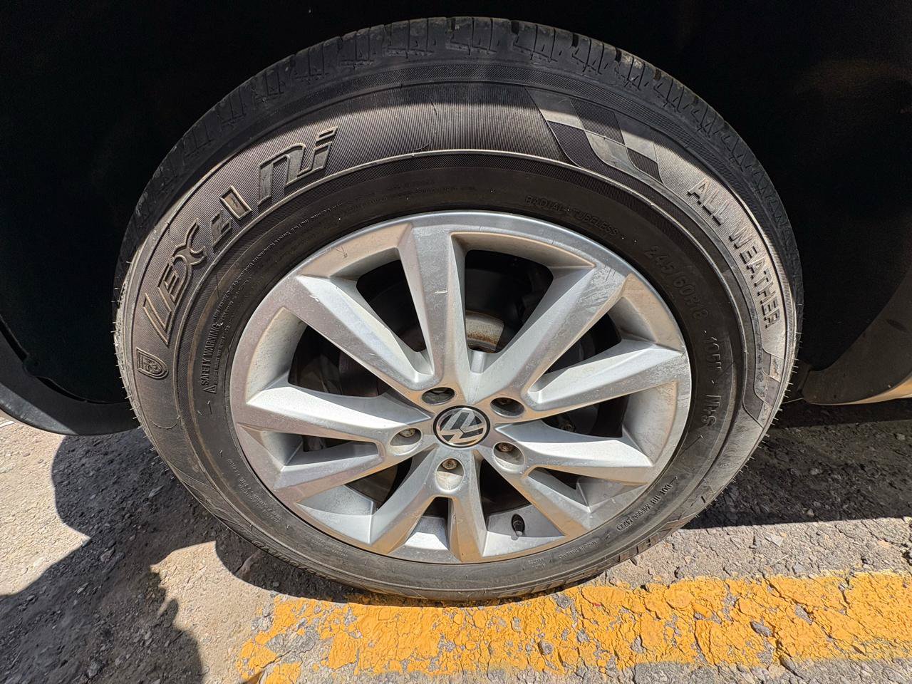 Used 2014 Volkswagen Touareg Sport AWD/4WD image 25
