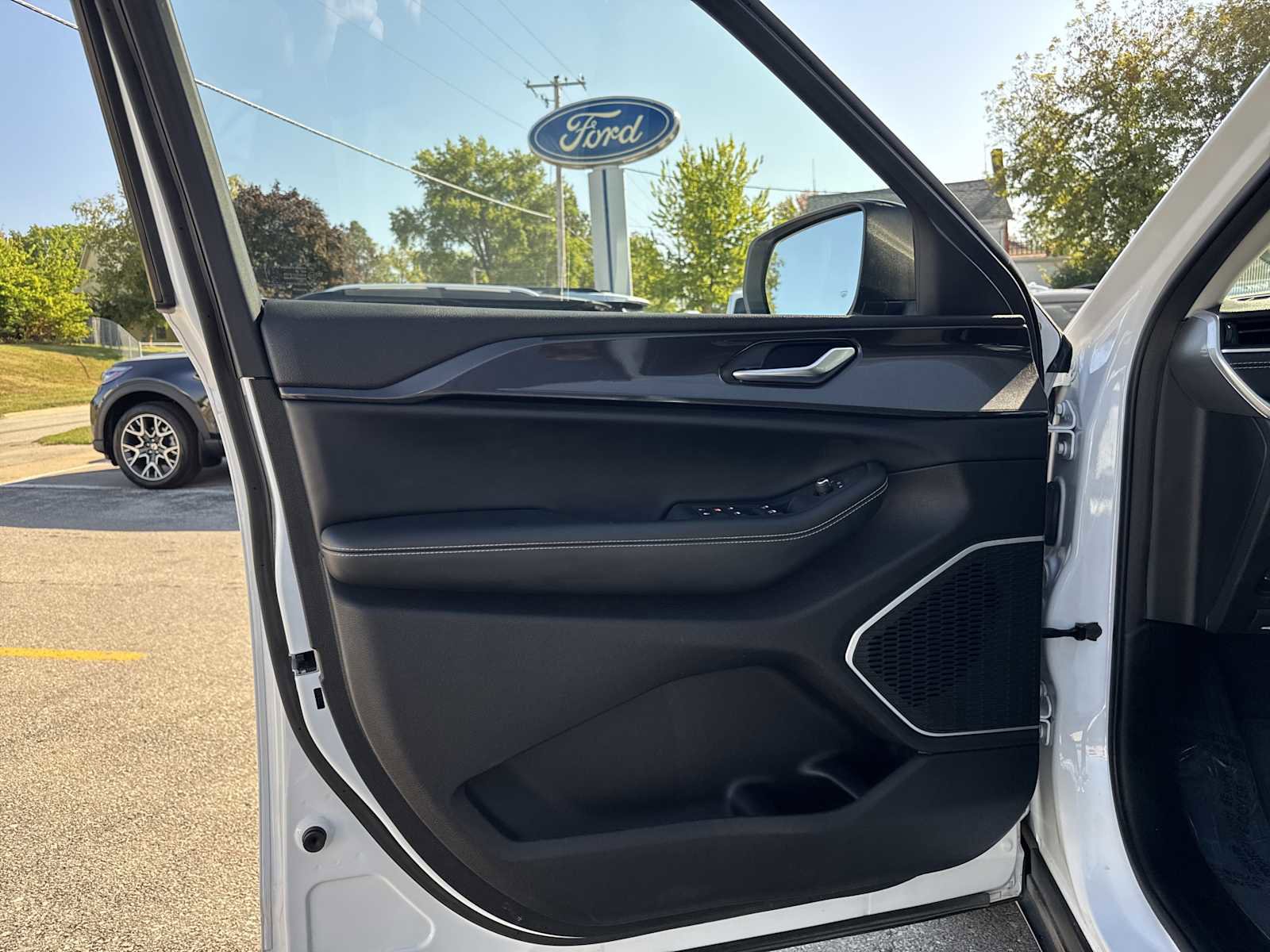 Used 2022 Jeep Grand Cherokee L Laredo w/ Luxury Tech Group I image 15