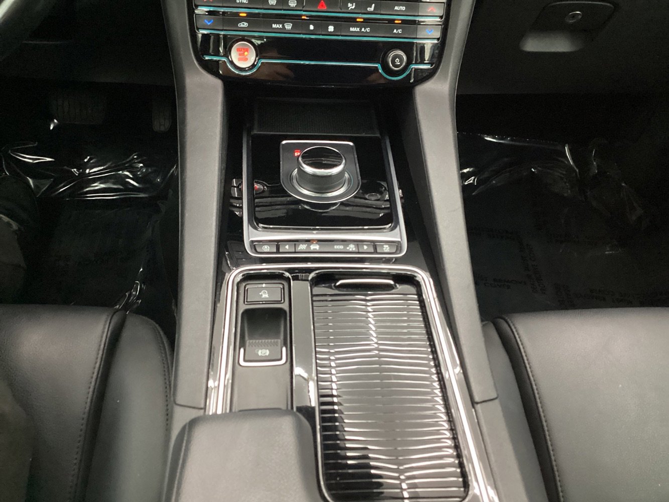 Used 2018 Jaguar F-PACE Premium image 38