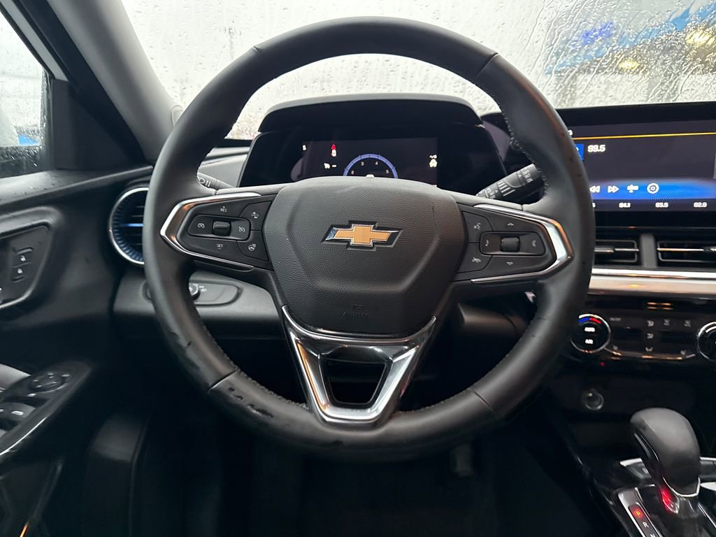 Used 2025 Chevrolet Trax LT w/ LT Convenience Package image 17