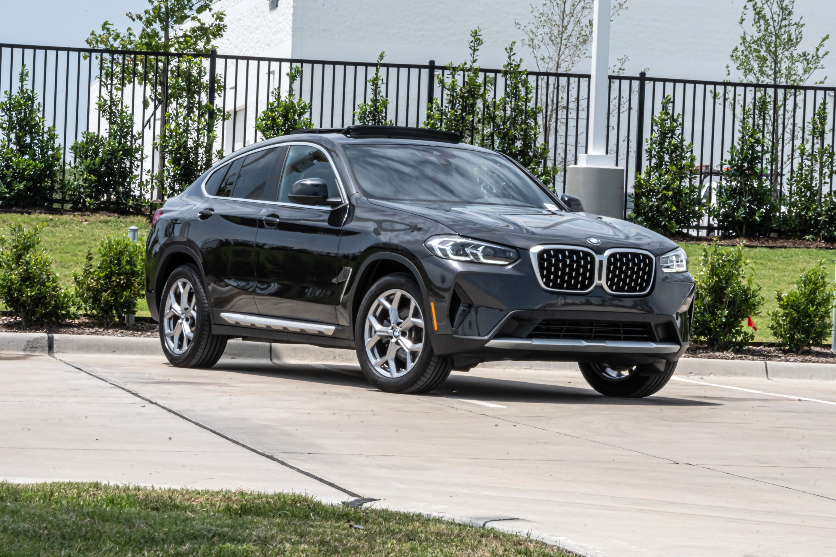 Certified 2025 BMW X4 xDrive30i AWD/4WD image 2