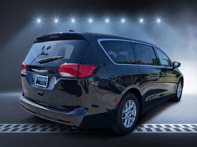 Used 2023 Chrysler Voyager LX FWD image 3