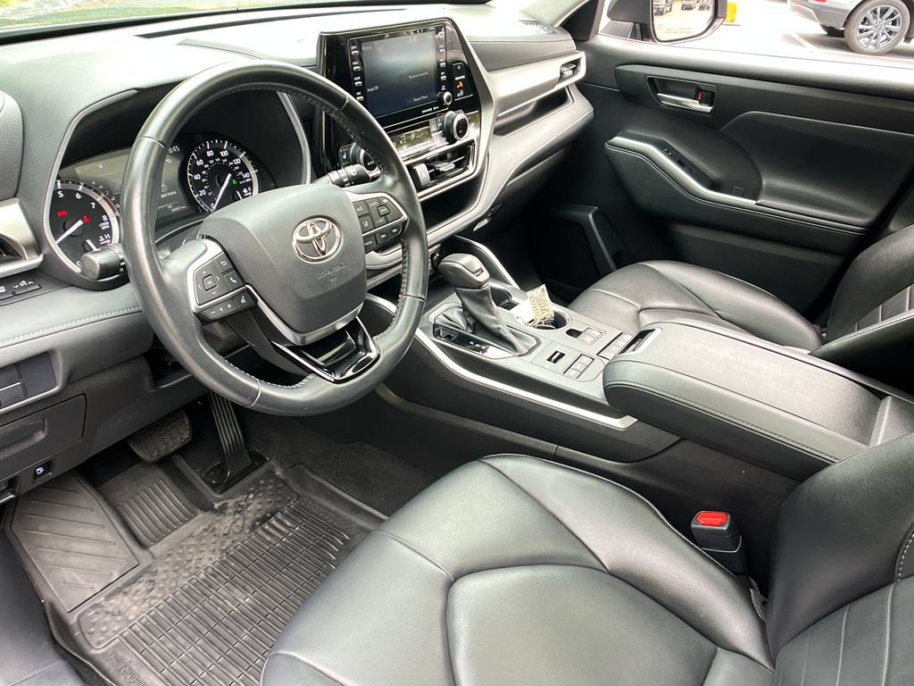 Used 2021 Toyota Highlander XLE AWD/4WD image 10