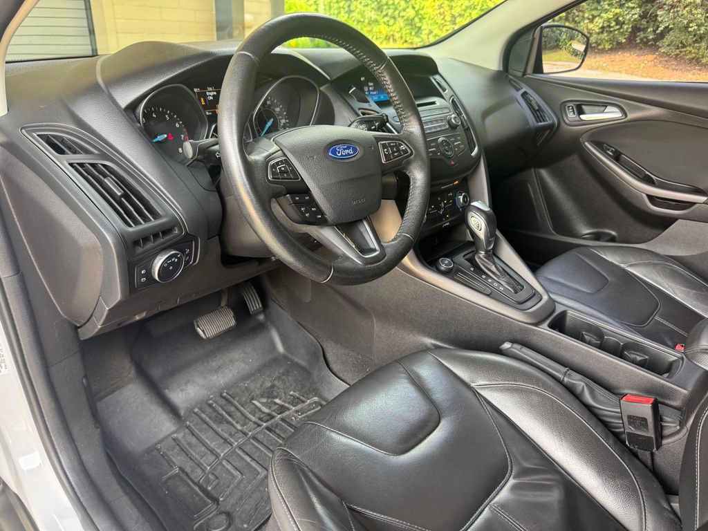 Used 2015 Ford Focus SE w/ Equipment Group 201A FWD image 11