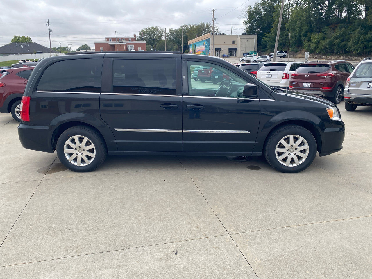 Used 2013 Chrysler Town & Country Touring image 5