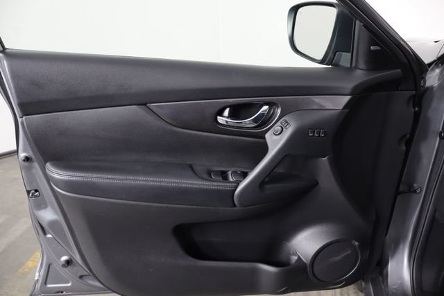 Used 2019 Nissan Rogue SV w/ Sun & Sound Touring Package AWD/4WD image 18
