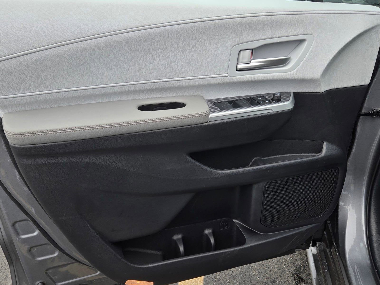 Certified 2026 Toyota Sienna XLE FWD image 9