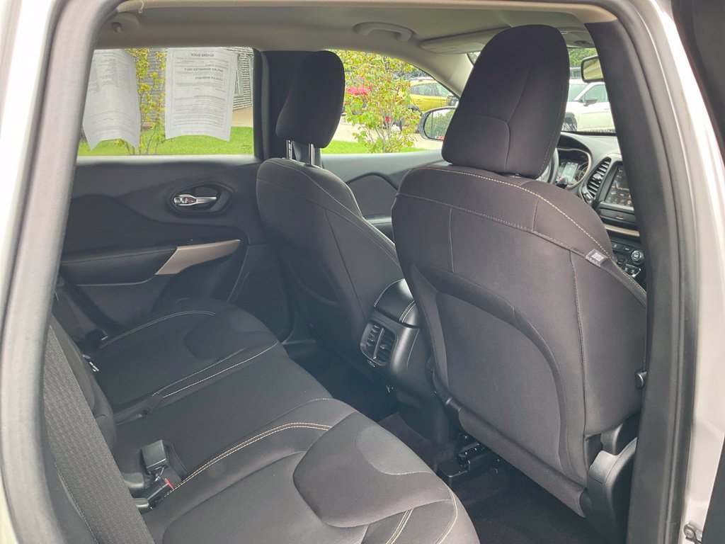 Used 2017 Jeep Cherokee Latitude w/ Cold Weather Group AWD/4WD image 14